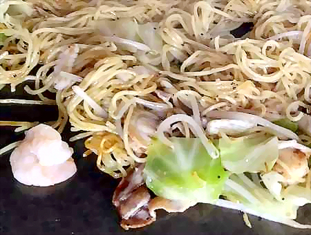 海鮮塩焼きそば、キャベツともやしがたっぷり入ります