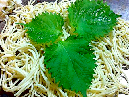 青しそは麺の上で蒸し上げます