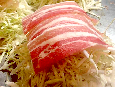 広島のお好み焼き、キャベツと豚バラがたっぷり入ります