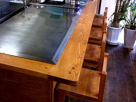 キッチンじゅんのお好み焼きは、広島から取り寄せた大きな鉄板で焼き上げます